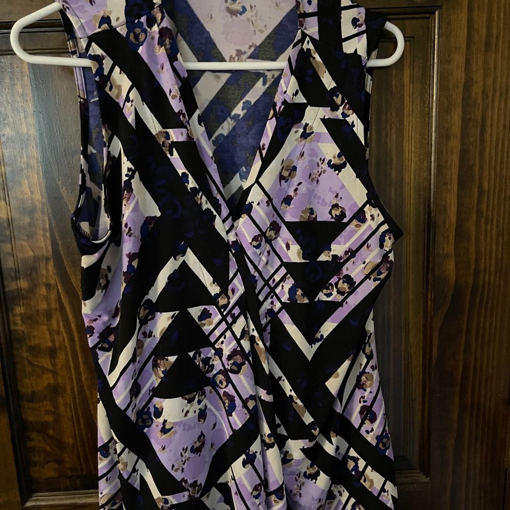 FLATTERING - Dana Buchman v-neck shell blouse with pleated front